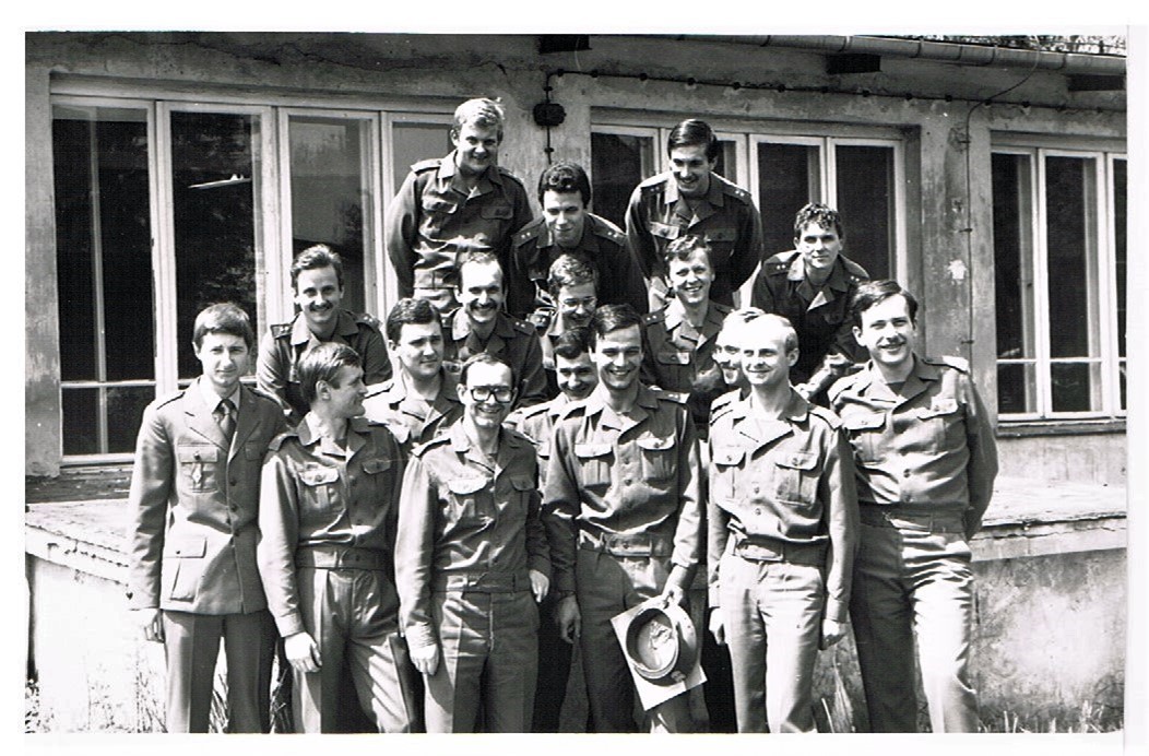 Fot. 7. Absolwenci specjalności MPS przed budynkiem Zakładu – 1981 r.