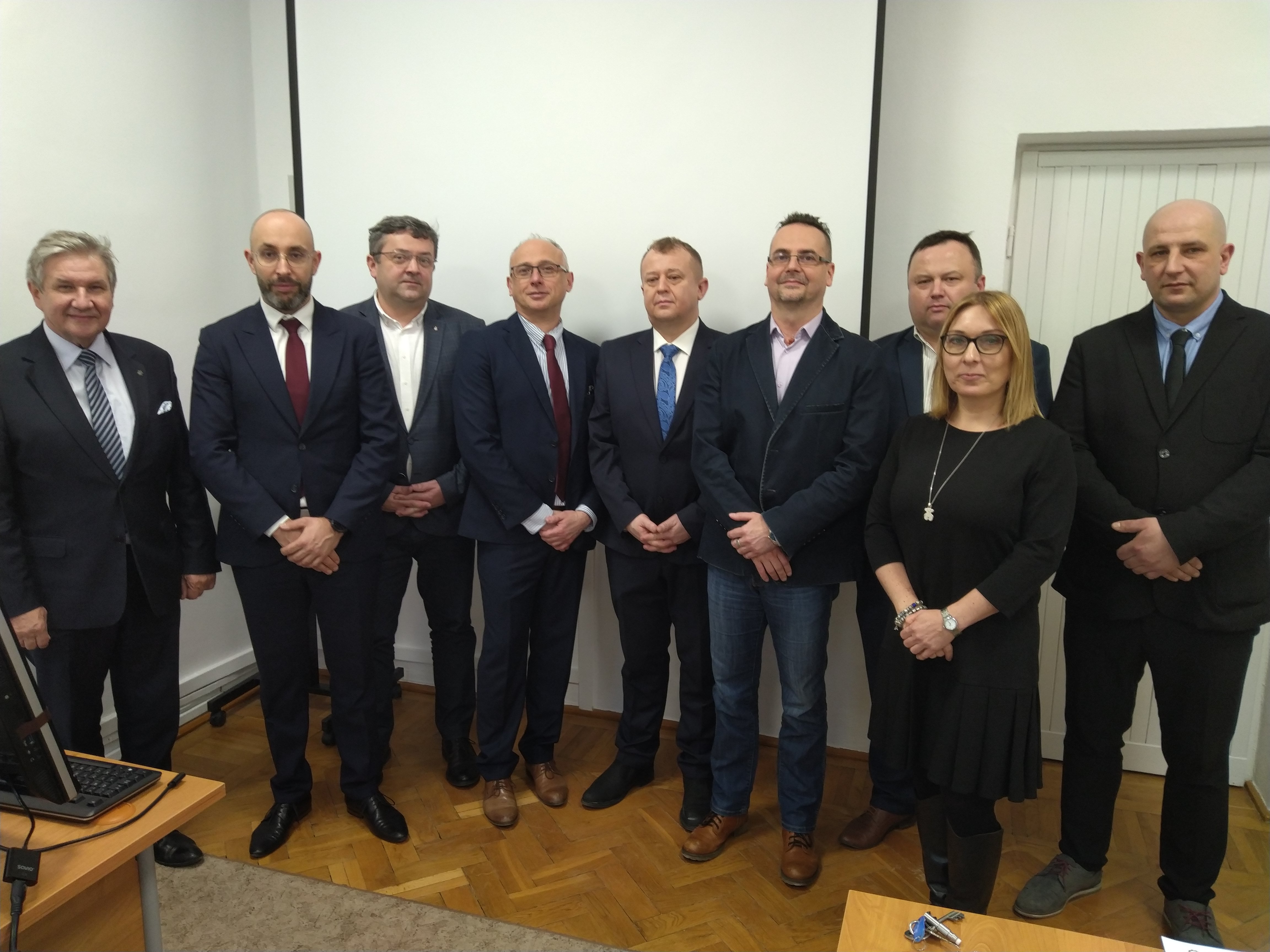 Fot. 1. Zdjęcie pamiątkowe uczestników kursu - od lewej: prof. Jerzy Jackowski (Kierownik Studiów, Przewodniczący Komisji Egzaminacyjnej), Dominik Grabowski (absolwent), Piotr Romek (Dyrektor WORD Łódź, członek Komisji Egzaminacyjnej), Andrzej Rak (absolwent), Marek Kanar (absolwent), Piotr Cyparski (absolwent), Adam Zabłocki.