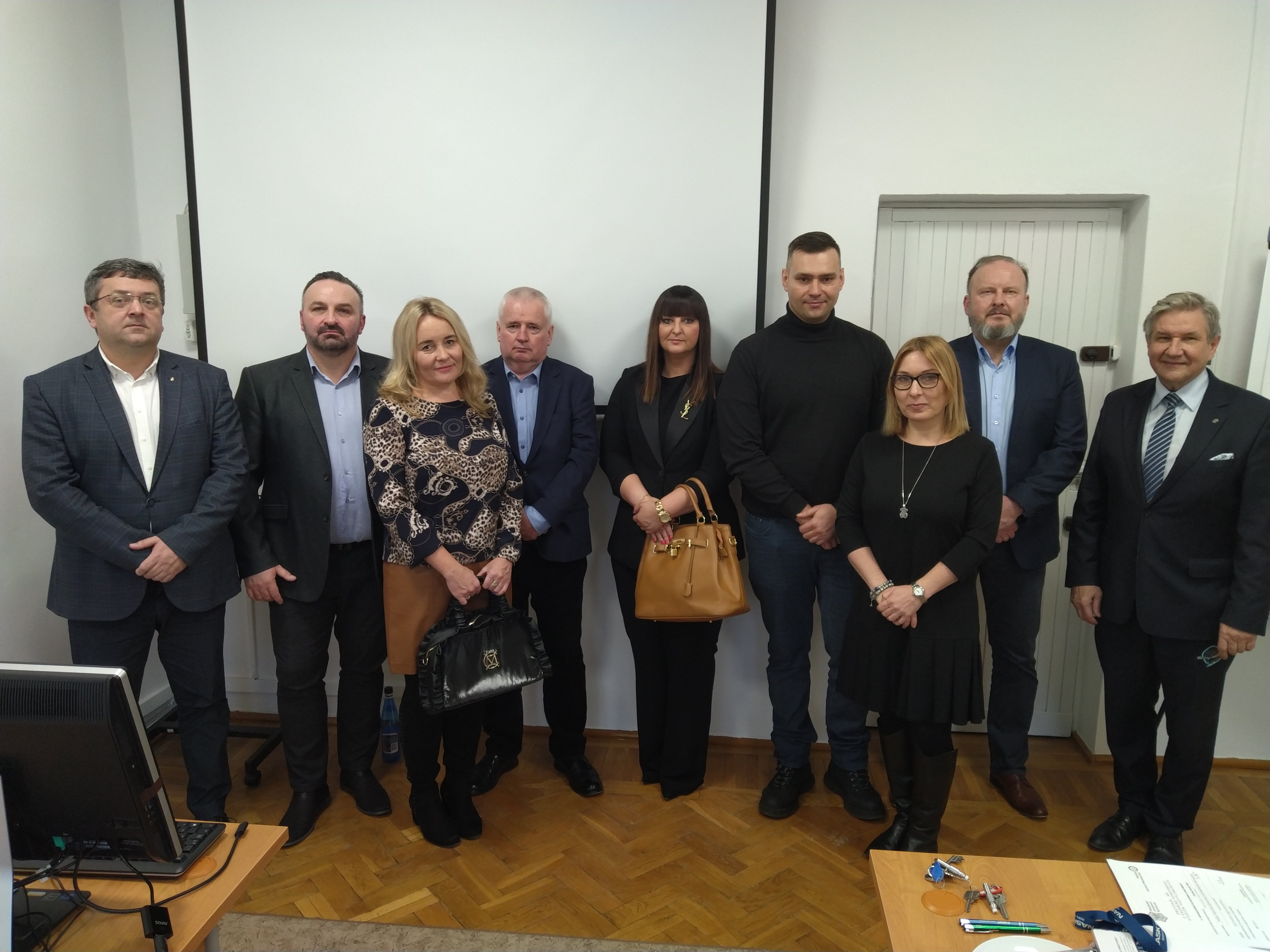 Fot. 2. Zdjęcie pamiątkowe uczestników kursu - od lewej: Piotr Romek (Dyrektor WORD Łódź, członek Komisji Egzaminacyjnej), Maciej Zaręba (absolwent), Anna Plewaniuk (absolwentka), Marek Wieczorek (absolwent), Krzysztofa Horyńczuk (absolwentka), Marcin Cierniak (absolwent), mgr Monika Ucińsks (ITS, członek Komisji Egzaminacyjnej), Wojciech Kiełbasa (absolwent), prof. Jerzy Jackowski (Kierownik Studiów, Przewodniczący Komisji Egzaminacyjnej).