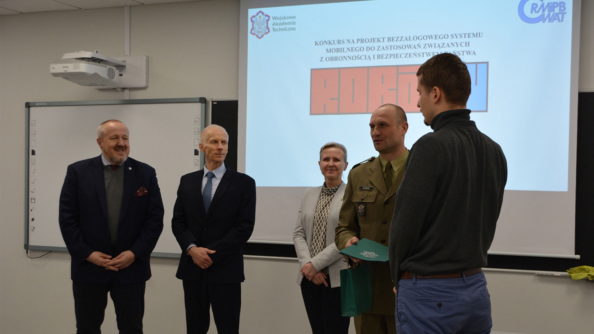 Fot. 4. Wręczenie nagród uczestnikom konkursu ROBOTON.