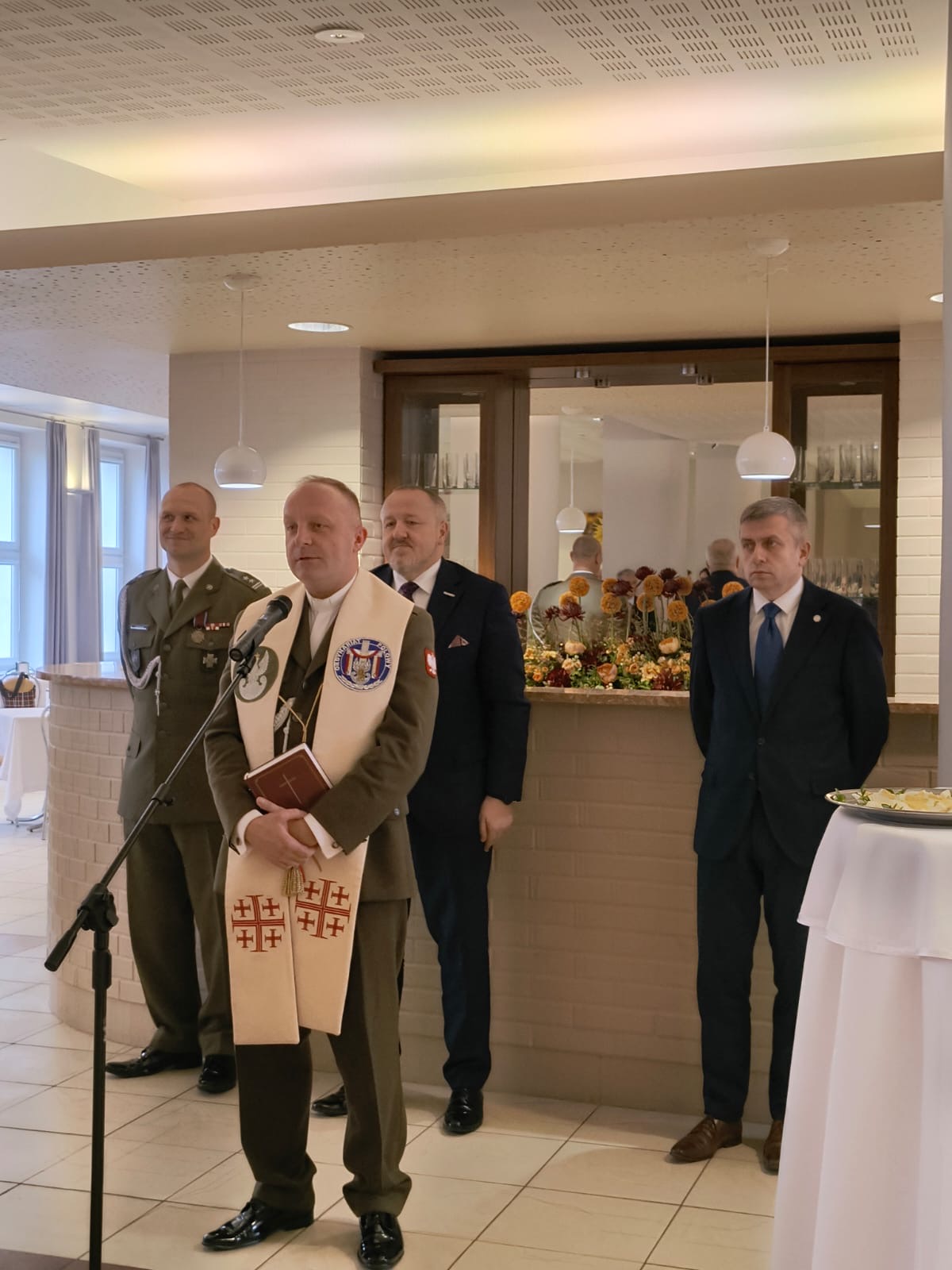 Fot. 1. Władze wydziału witają przybyłych gości. Na środku stoją dziekan i prodziekani. Dziekan przemawia.