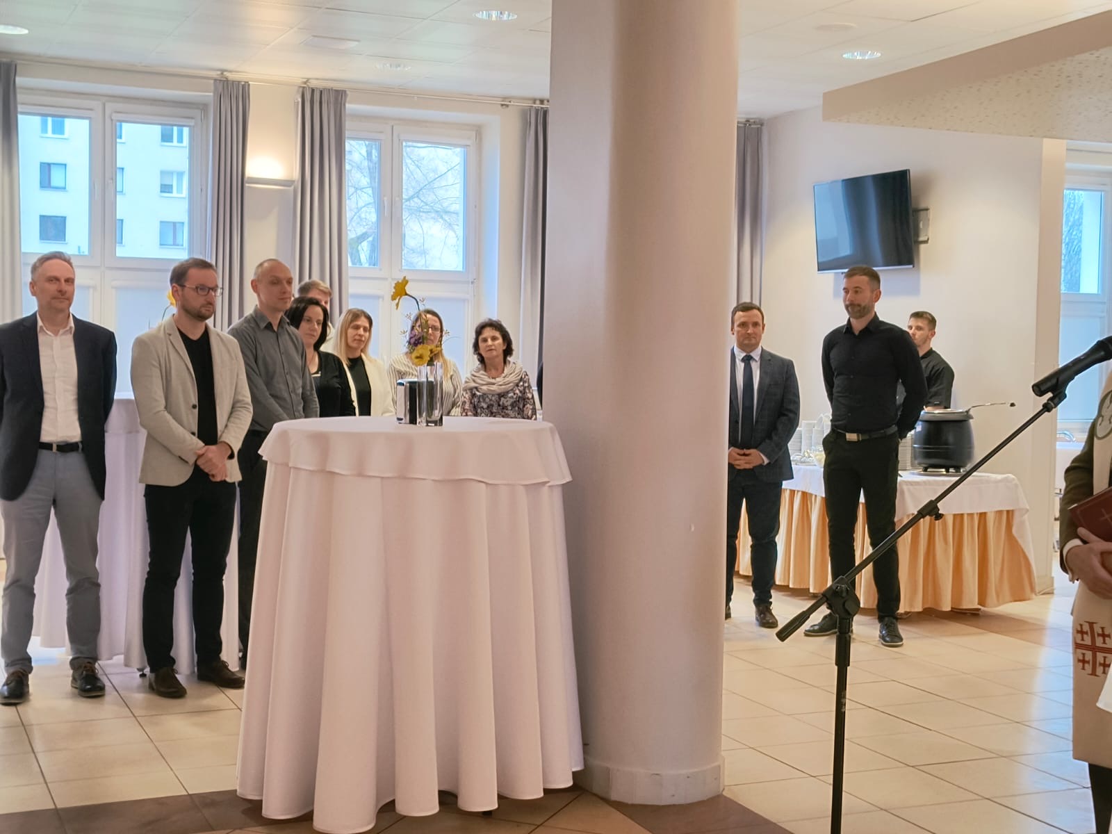Fot. 4. Na sali stoją zgromadzeni gości, pracownicy WIM.