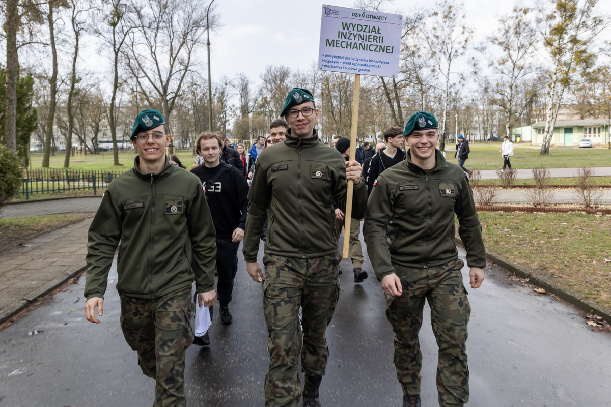 Fot. 4. Goście i przedstawiciele Wydziału odwiedzający WAT podczas dni otwartych, na placy manewrowym i w laboratoriach WIM.