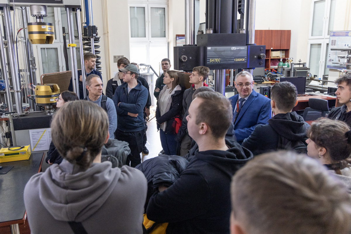 Fot. 6. Goście i przedstawiciele Wydziału odwiedzający WAT podczas dni otwartych, na placy manewrowym i w laboratoriach WIM.