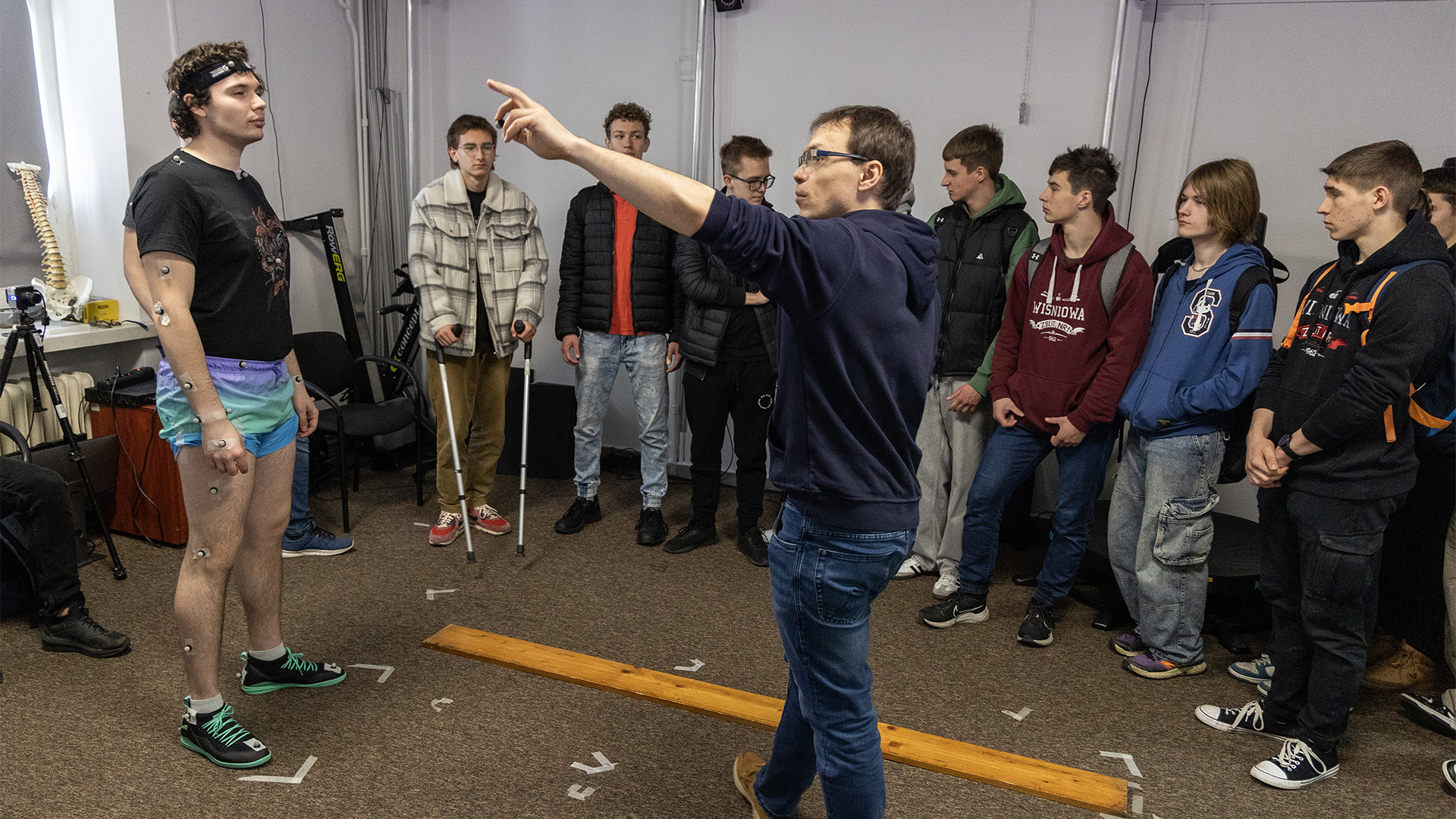 Grupa studentów w laboratoriach i halach WIM WAT