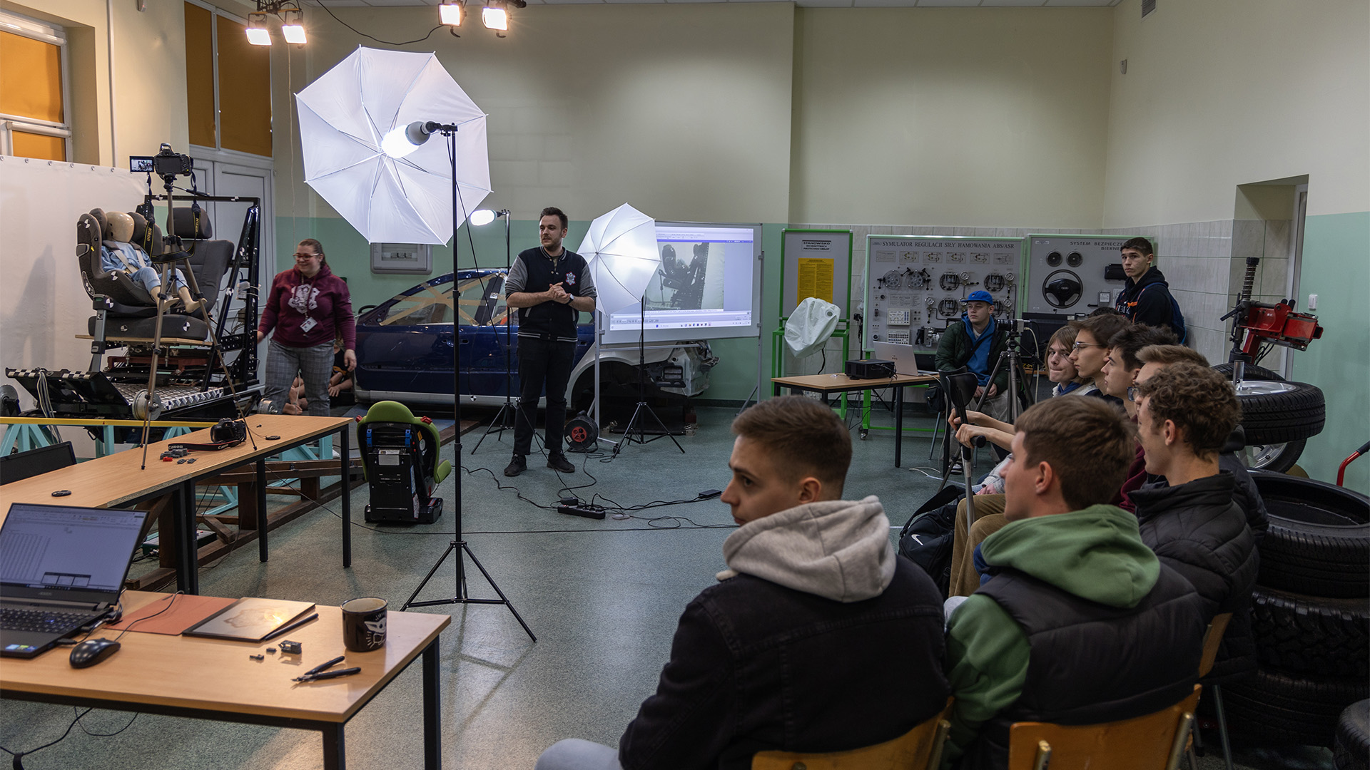 Grupa studentów w laboratoriach i halach WIM WAT