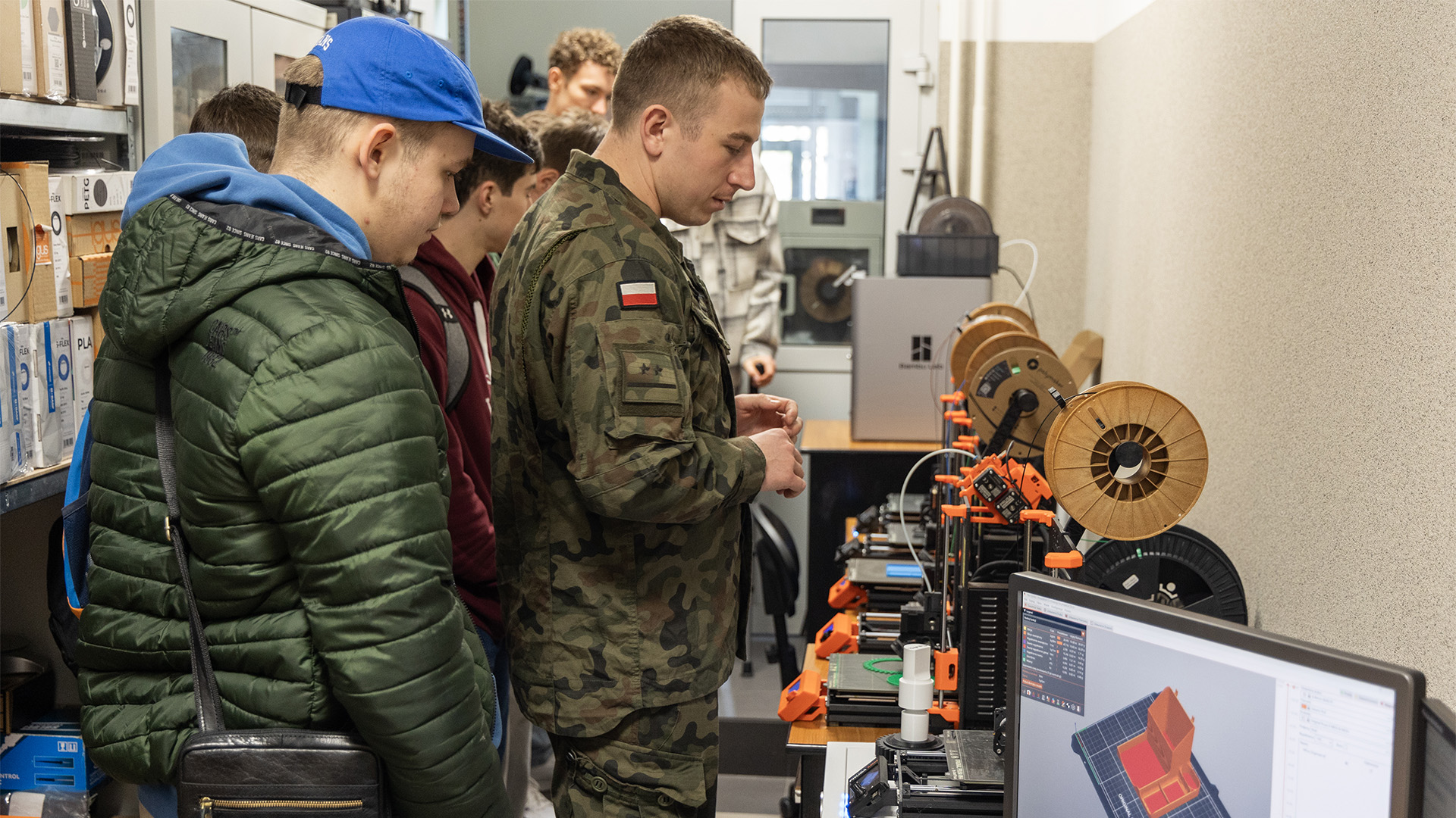 Grupa studentów w laboratoriach i halach WIM WAT