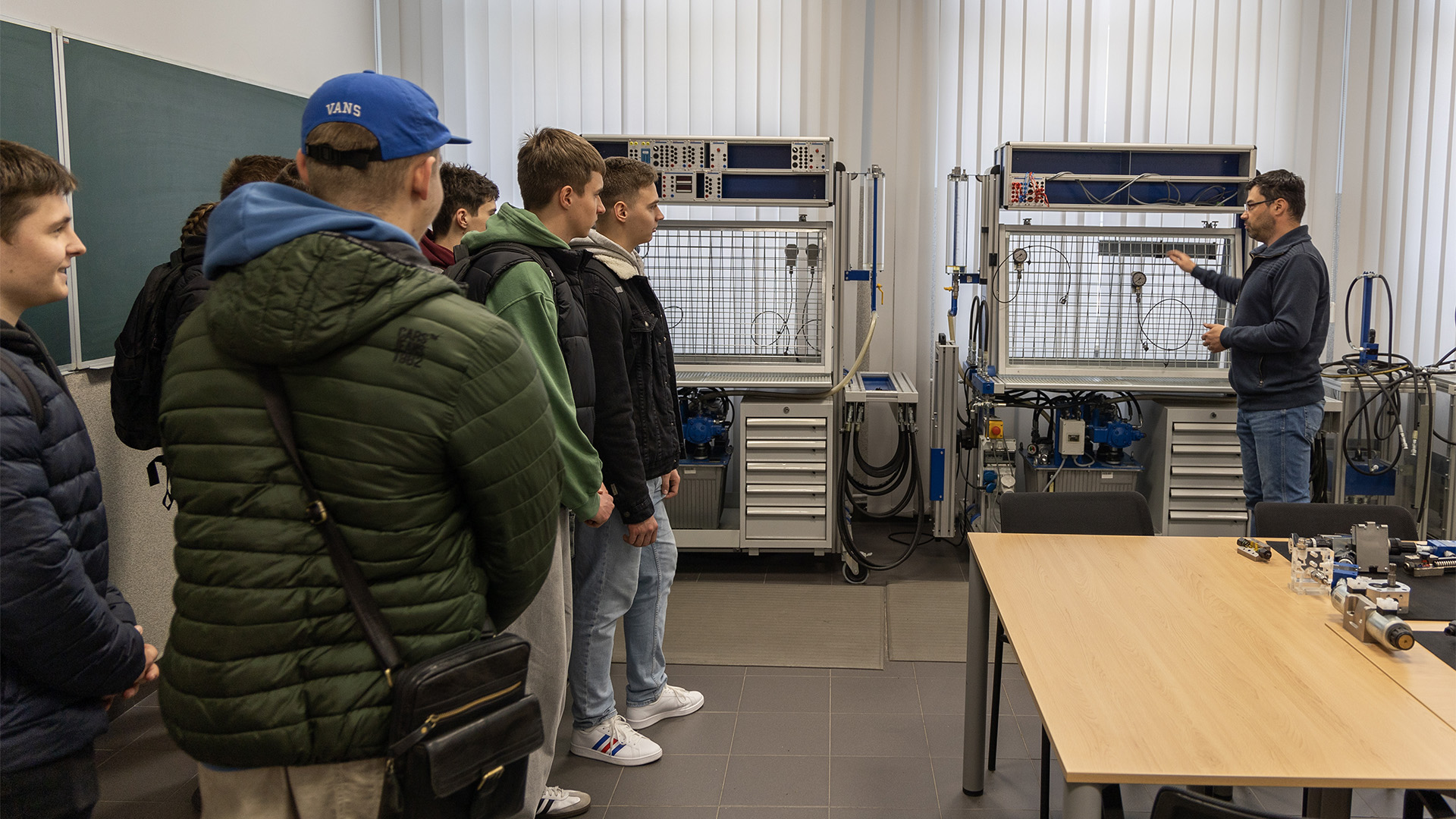Grupa studentów w laboratoriach i halach WIM WAT