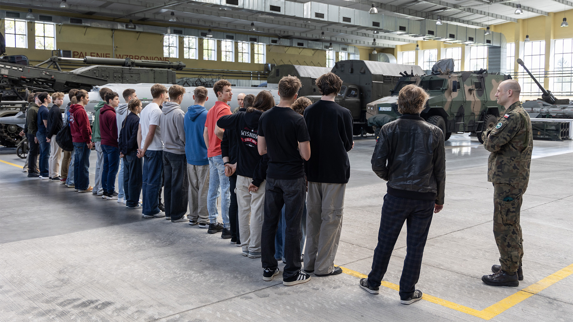 Grupa studentów w laboratoriach i halach WIM WAT