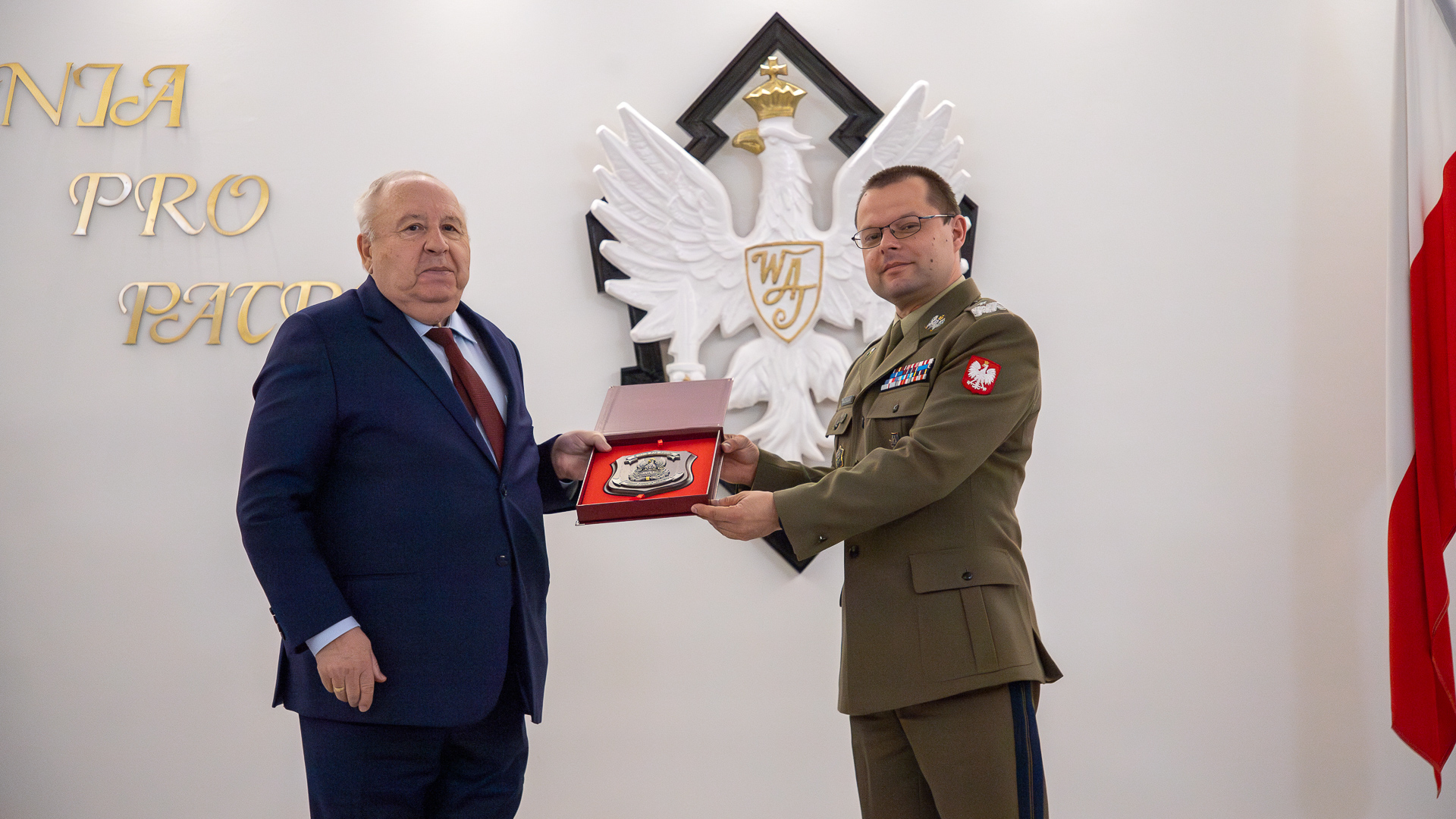 Rektor WAT i Dyrektor Pronar stojący obok siebie trzymając w ręku pamiątkowy ryngraf.