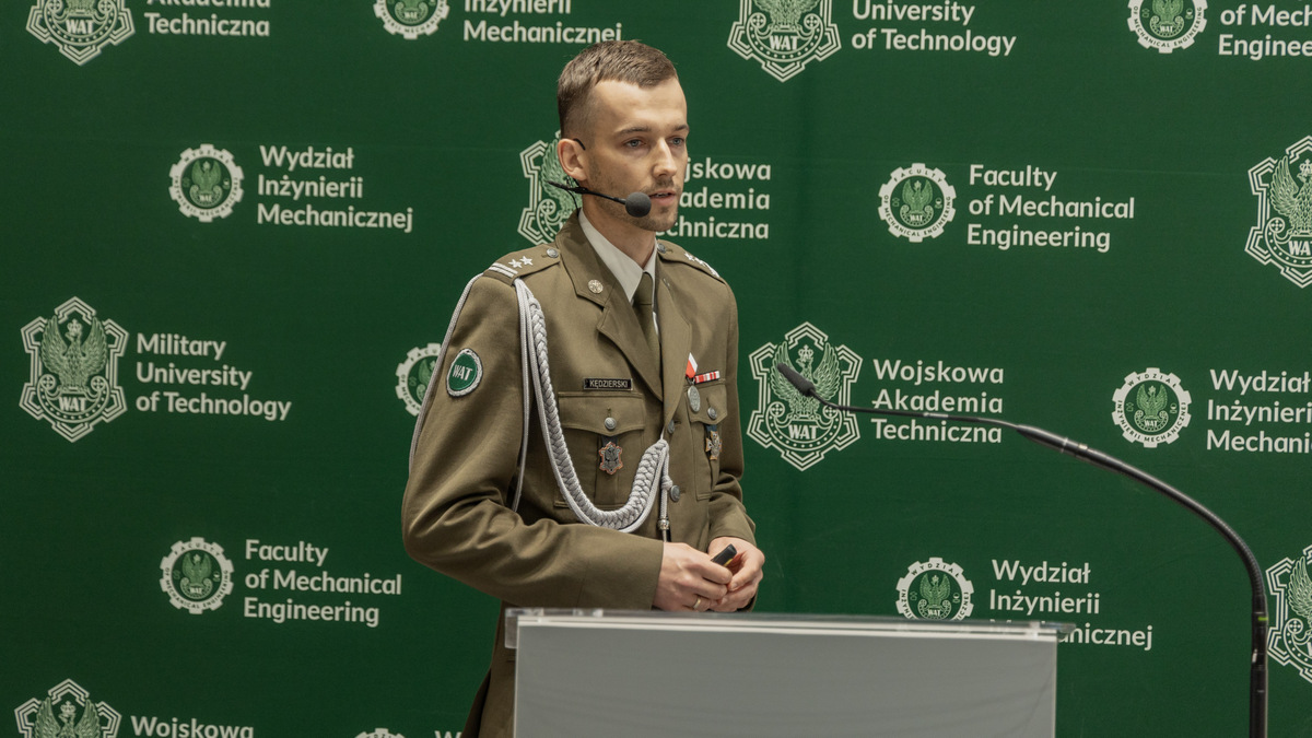 Na zdjeciu prezentujący wykład inauguracyjny ppłk dr inż. Piotr Kędzierski.