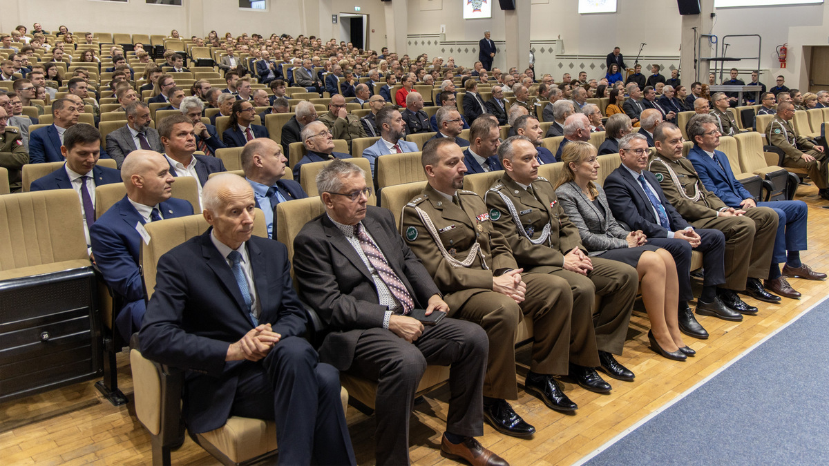 Fot. 1. Widok na salę kinową, licznie zgromadzeni goście siedzą w fotelach przodem do sceny.
