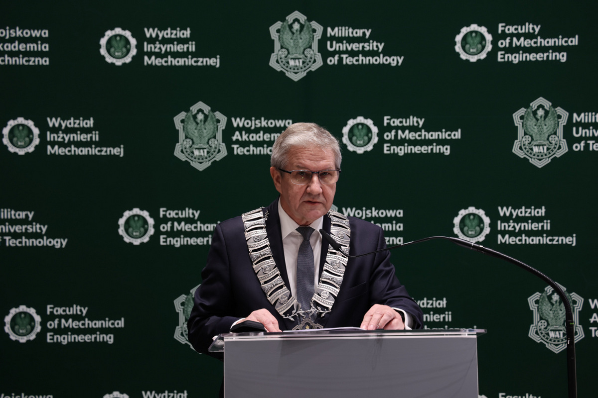 Fot. 3. Dziekan przemawia na mównicy, przodem do zgromadzonych gości w sali kinowej WAT.
