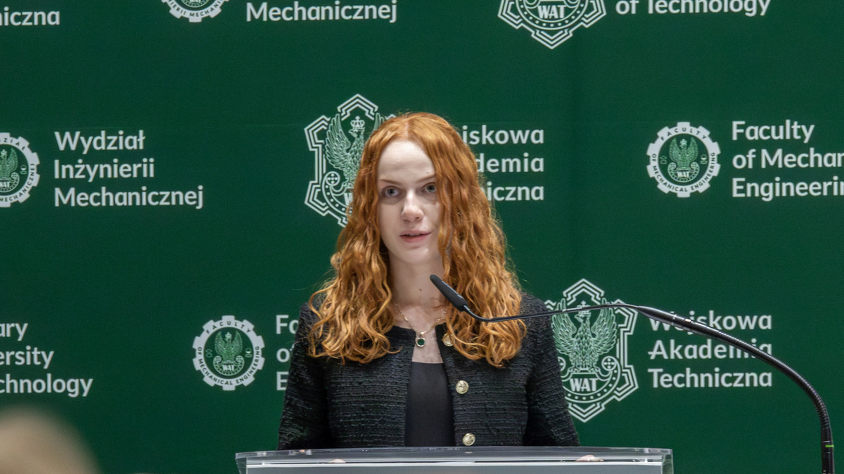 Przy mównicy przemawia Pani Aleksandra Lator - przewodnicząca Samorządu Studenckiego WIM.