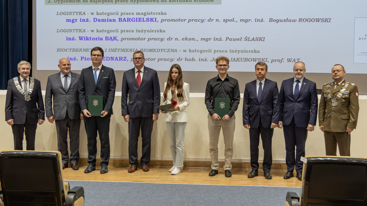 Tyłem do sceny, przodem do zgromadzonych stoją wyróżnione osoby wraz z promotorami.