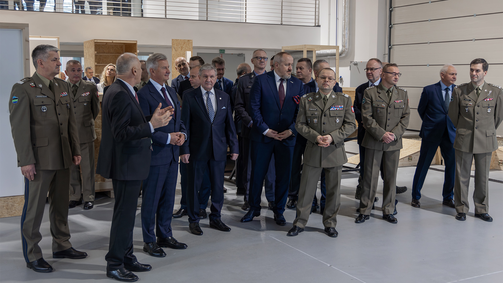 Grupa osób, zaproszonych gości i władz podczas otwarcia CRM.