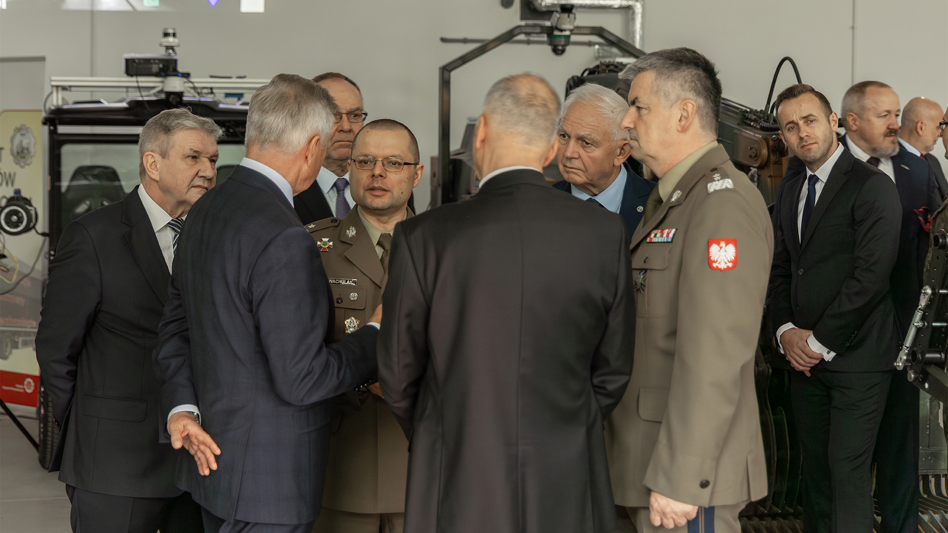 Grupa osób rozmawiających w nowym budynku.