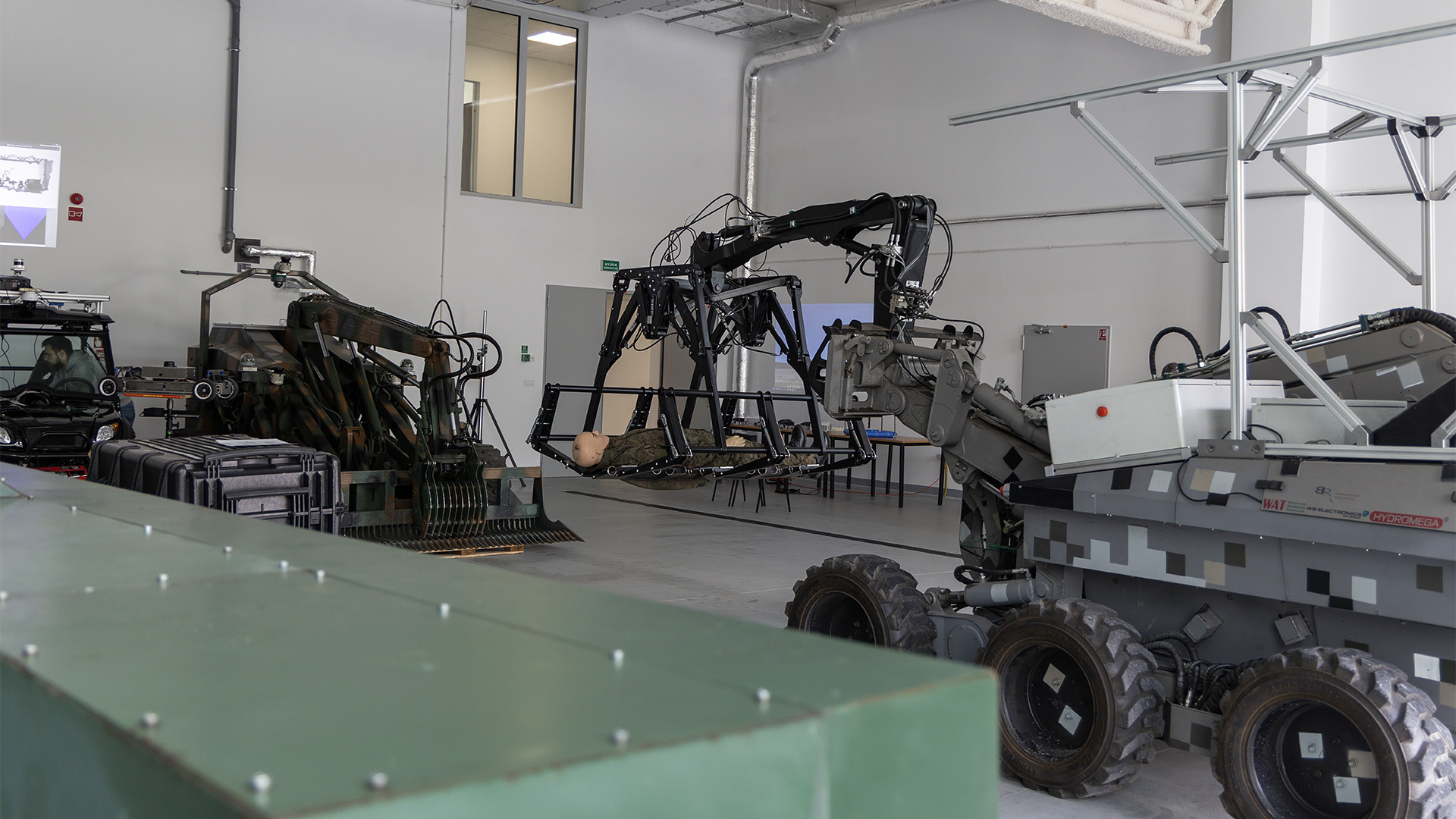 Otwarcie Centrum Robotów Mobilnych - pomieszczenie z zapleczem technicznym; roboty, platformy.