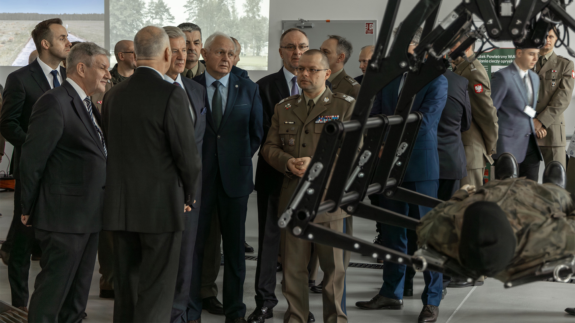 Grupa rozmawiajacych osób podczas otwarcia CRM.
