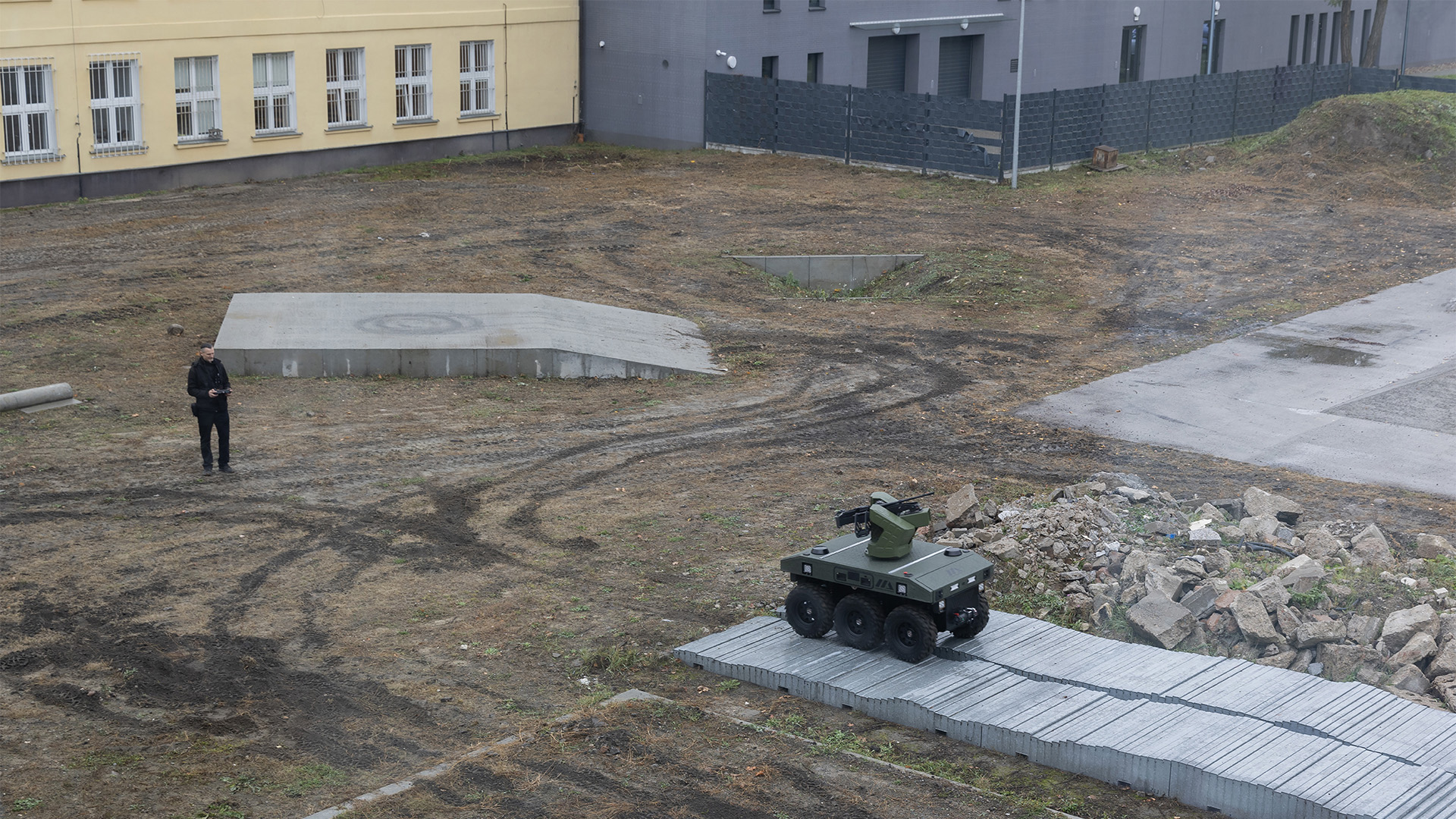 Plac z przeszkodami - element CRM; robot wjeżdżający na pochylnię.