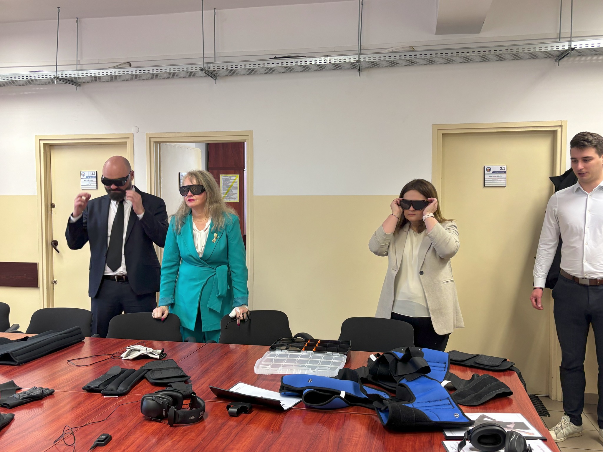 Przedstawiciele szkół patronackich WAT zapoznają się z zapleczem sprzętowym w IMiIO WIM.
