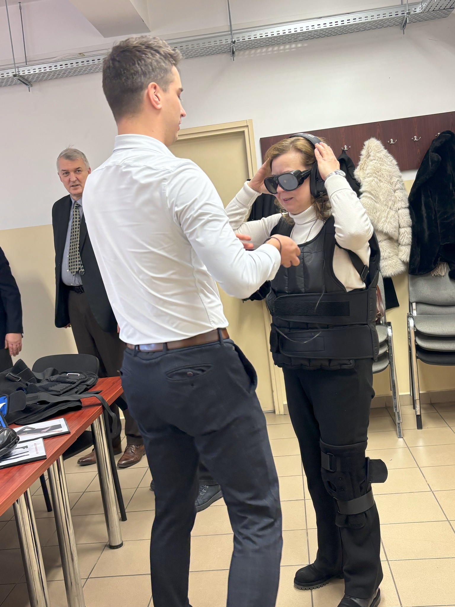 Przedstawiciele szkół patronackich WAT zapoznają się z zapleczem sprzętowym w IMiIO WIM.