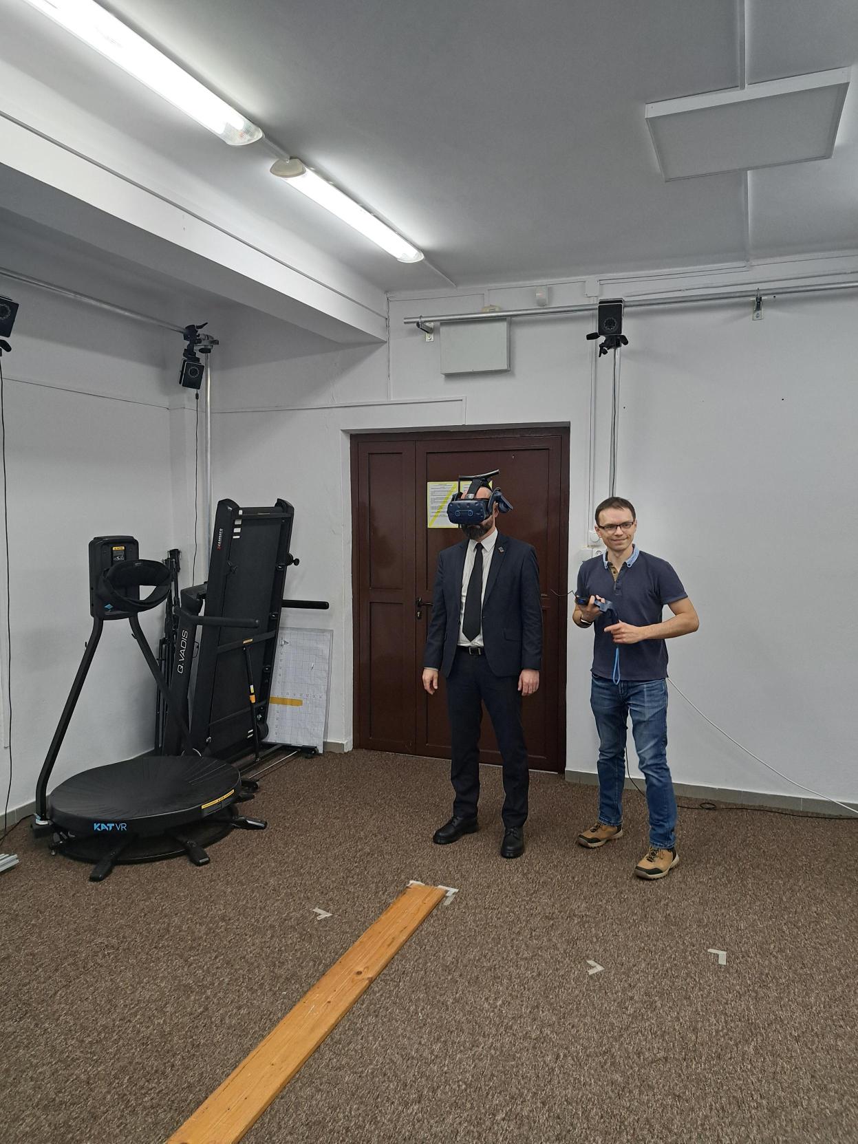 Przedstawiciele szkół patronackich WAT zapoznają się z zapleczem sprzętowym w IMiIO WIM.