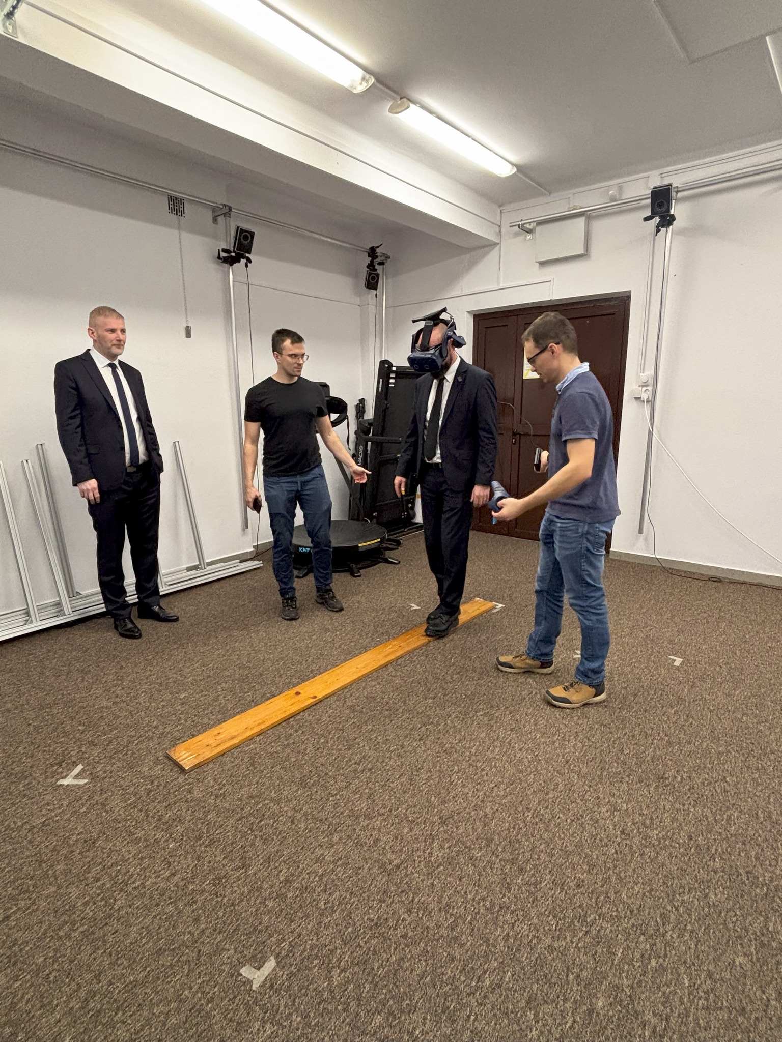 Przedstawiciele szkół patronackich WAT zapoznają się z zapleczem sprzętowym w IMiIO WIM.