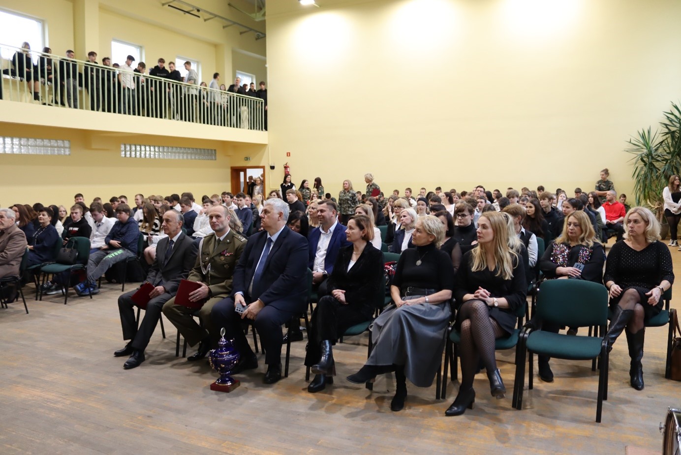 Uroczystość w szkole w Górze - zgromadzeni gości i uczniowie.