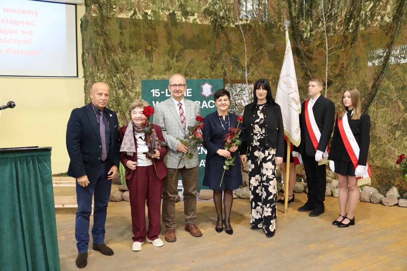 Uroczystość w szkole w Górze - zgromadzeni gości i uczniowie.