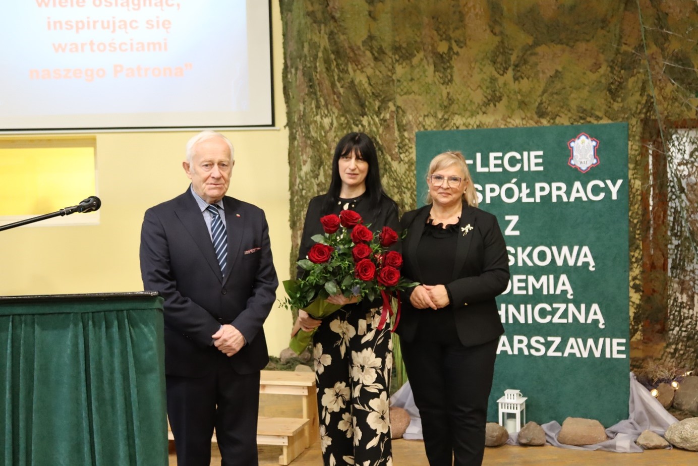 Uroczystość w szkole w Górze - zgromadzeni gości i uczniowie.