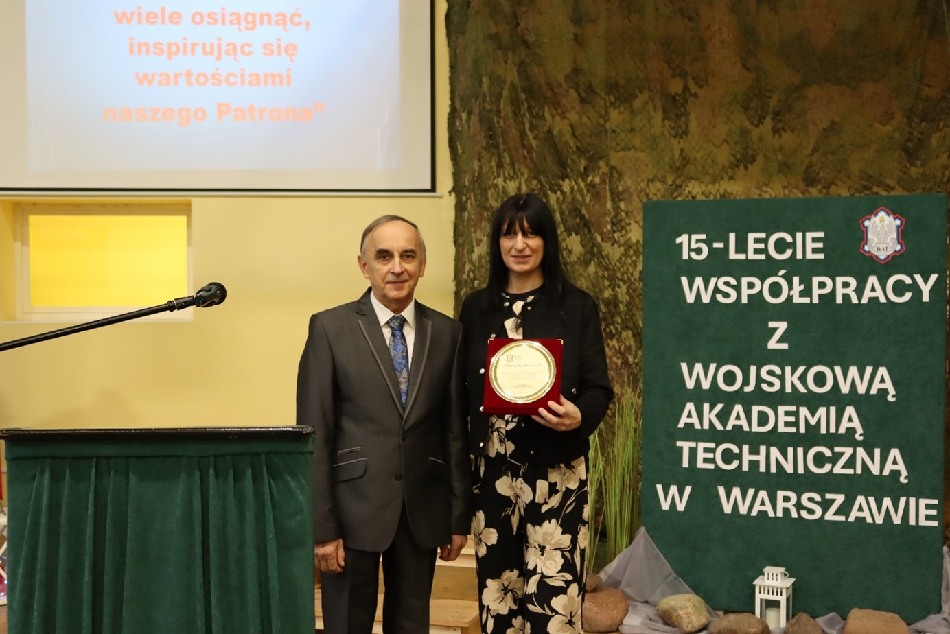 Uroczystość w szkole w Górze - zgromadzeni gości i uczniowie.