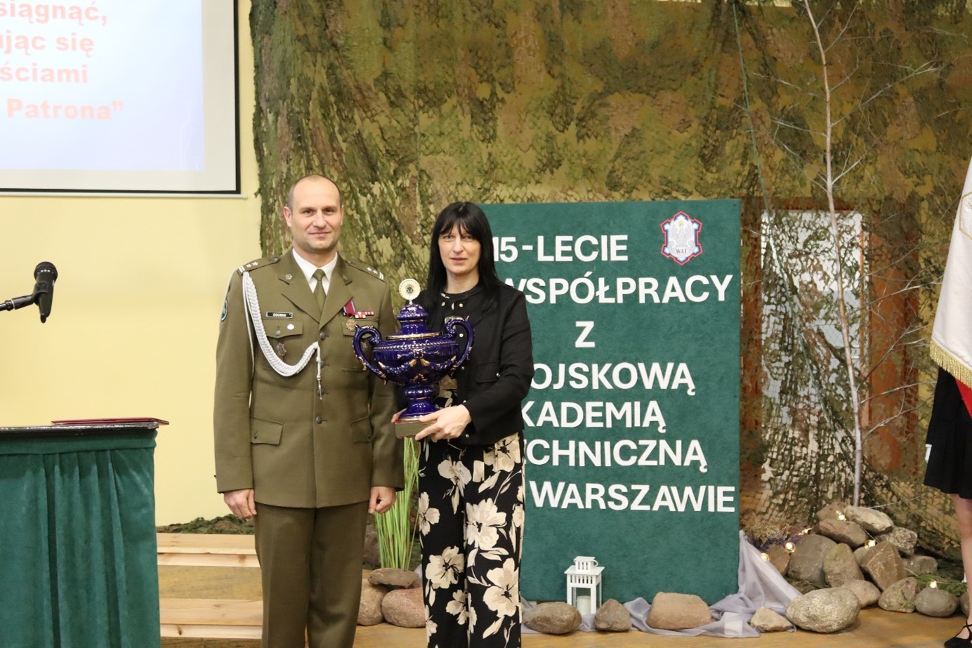Uroczystość w szkole w Górze - zgromadzeni gości i uczniowie.