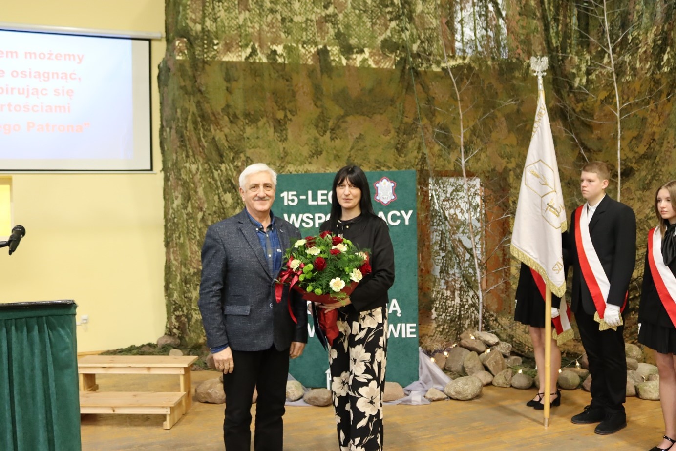 Uroczystość w szkole w Górze - zgromadzeni gości i uczniowie.