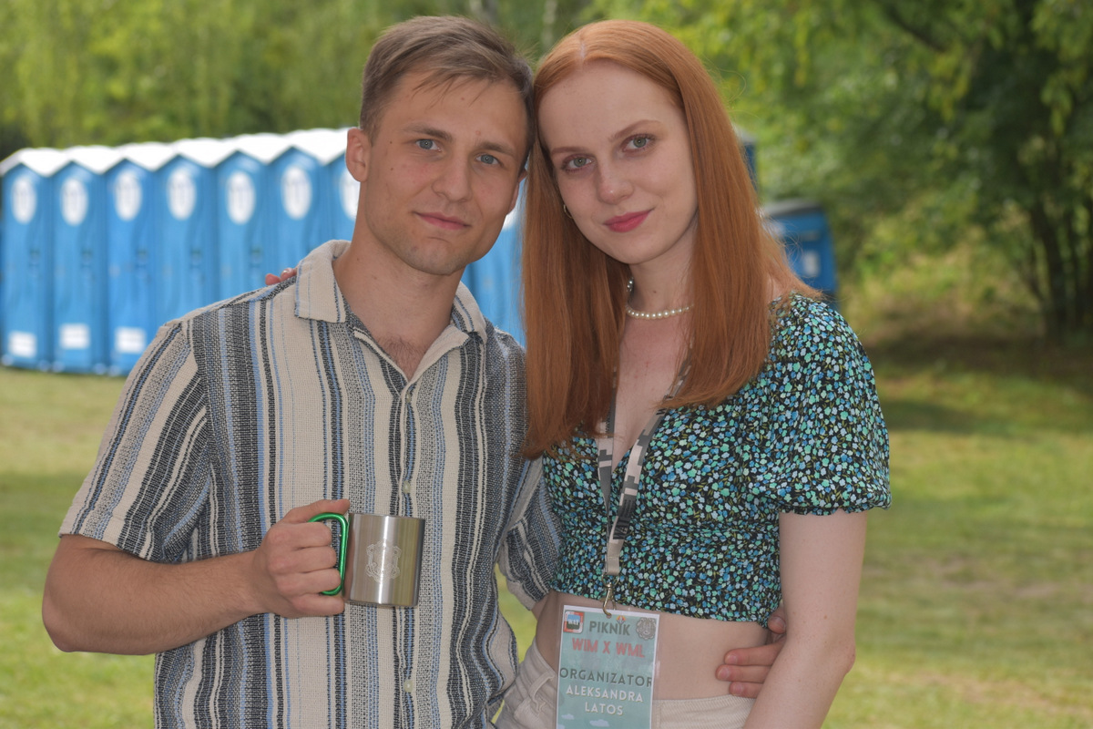 Piknik WIM i WML - na zdjęciu osoby stoją na polanie, na trawie, w tle namioty z napisami WAT.